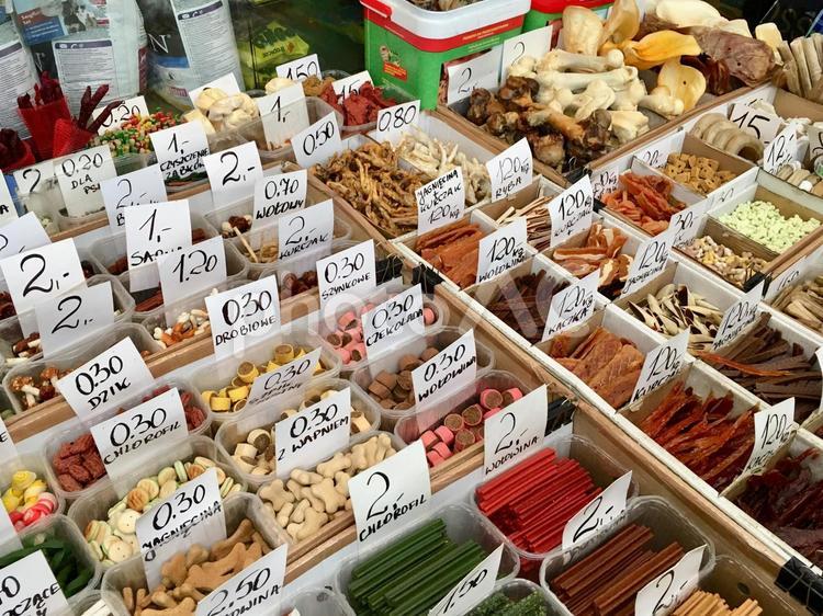 ペットのエサの量り売り（ポーランド） ペット,餌,犬の写真素材