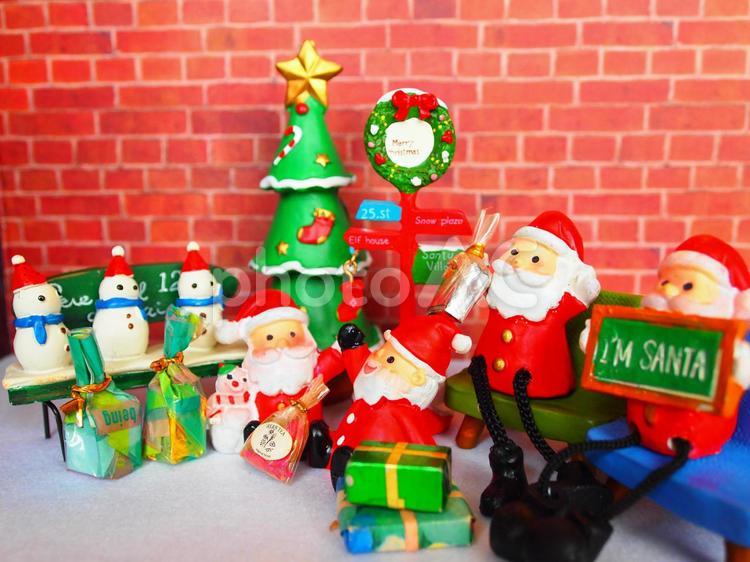ミニチュア雑貨　クリスマス―プレゼントを渡すサンタ ミニチュア,雑貨,クリスマスの写真素材