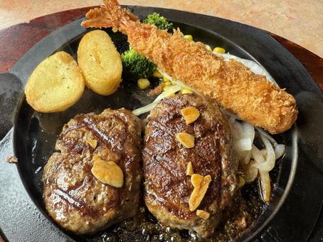 ハンバーグとエビフライ ハンバーグとエビフライの写真