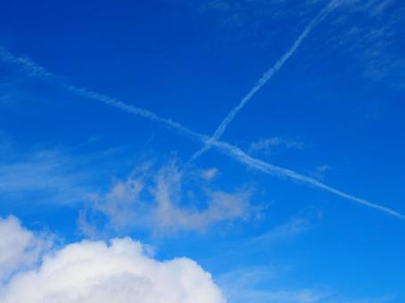 風景素材・飛行機雲と青空 風景素材・飛行機雲と青空 青空,空,青の写真素材