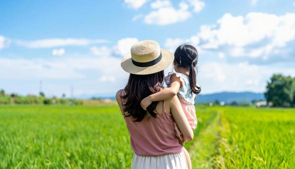 娘を抱っこする日本人のママの写真
