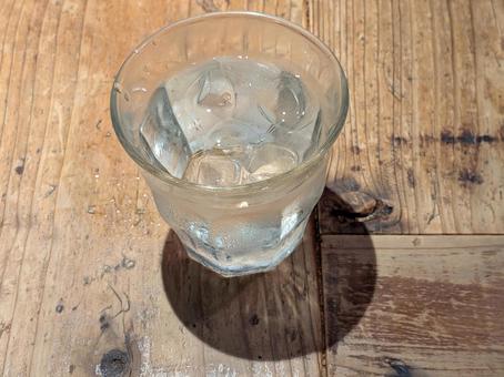 東京都港区六本木の食堂の水コップ 東京都港区六本木の食堂の水コップの写真