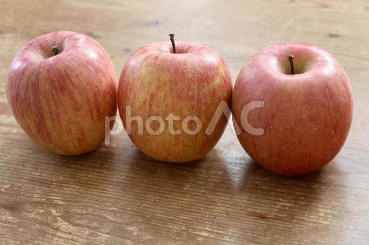 テーブルの上のりんご　３個 りんご,リンゴ,林檎の写真素材