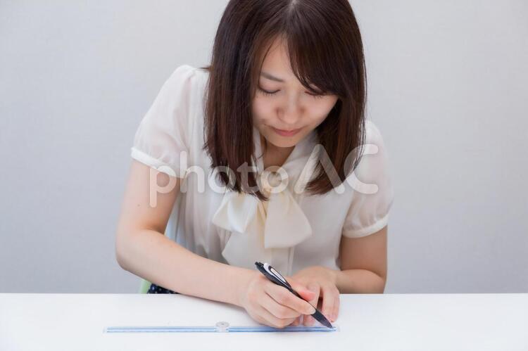 定規で線を引く女性 女性,ol,定規の写真素材