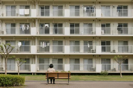 団地で暮らす人の背中 団地で暮らす人の背中の写真