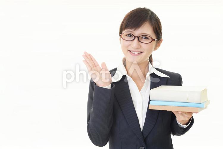 案内する笑顔の女性教師 女性,女,教師の写真素材