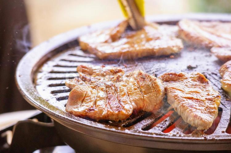鉄のプレートで焼かれている牛タン  5586 焼肉,牛タン,焼いているの写真素材