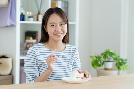 ケーキを食べる若い女性 ケーキを食べる若い女性 ケーキ,スイーツ,デザートの写真素材