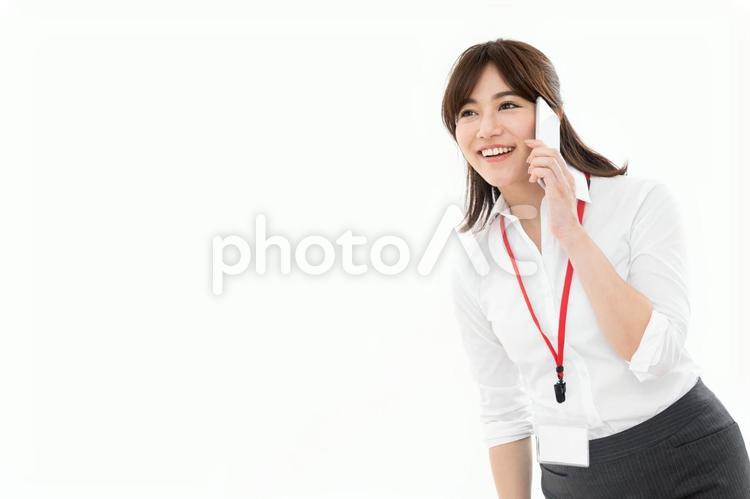 ビジネスウーマン　スマートフォン スマートフォン,ビジネスウーマン,女性の写真素材