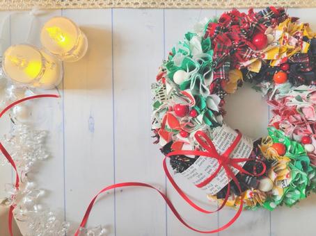布のクリスマスリースとオーナメント 布のクリスマスリースとオーナメント クリスマスリース,クリスマス,ろうそくの写真素材