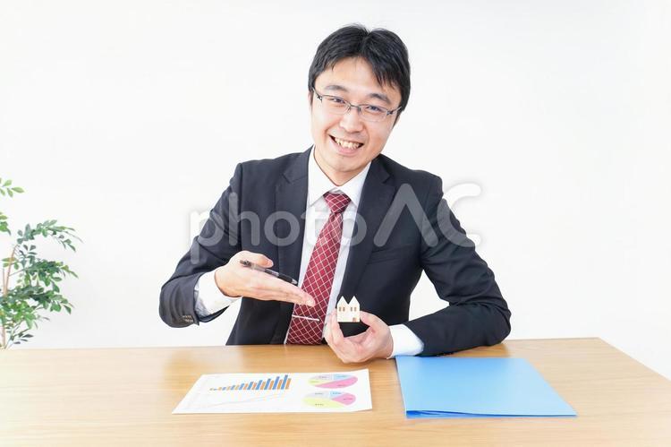 不動産営業のビジネスマン 出張,プランナー,会社の写真素材