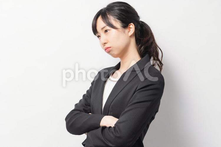 問題を抱えて困っている若いビジネスウーマン  困る,悩む,女性の写真素材