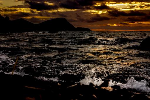 <素材>秋の海に沈む夕日と海の波しぶき <素材>秋の海に沈む夕日と海の波しぶき 海,サンセット,波の写真素材