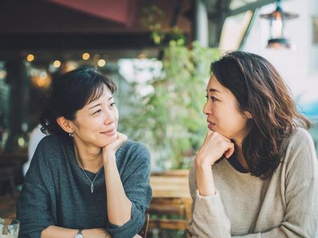愚痴を言いあう女性たち 愚痴を言いあう女性たちの写真
