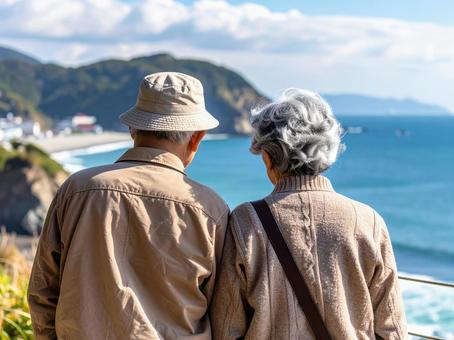 海を見に来た日本人の高齢者夫婦 海を見に来た日本人の高齢者夫婦の写真