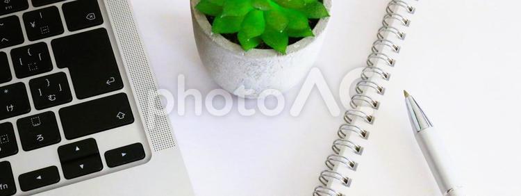 ビジネスアイテム　リングノートとパソコン ビジネスアイテム,パソコン,リングノートの写真素材