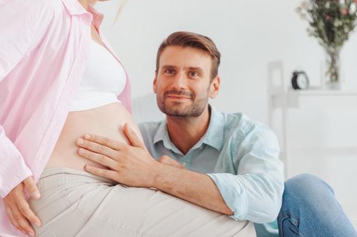 妊婦さんを触りながらカメラ目線の男性 妊婦さんを触りながらカメラ目線の男性 男性,女性,人物の写真素材