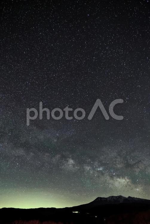 残雪の御嶽山を覆う星空4縦 御嶽山,天の川,山の写真素材