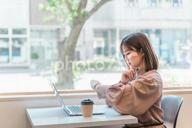 腕時計を確認する日本人ビジネスウーマン 腕時計,スケジュール,予定の写真素材