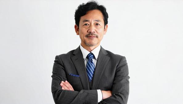 腕組みをするビジネスパーソン 腕組みをするビジネスパーソンの写真