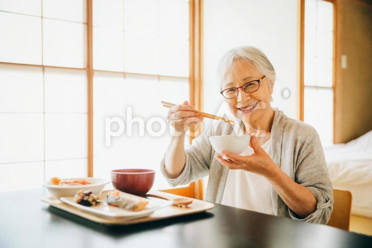 和室で食事を食べる高齢者女性（お米） 高齢者,食事,ごはんの写真素材