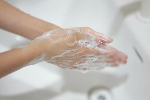 石鹸で手を洗う子供の手 手洗い,泡,子どもの写真素材