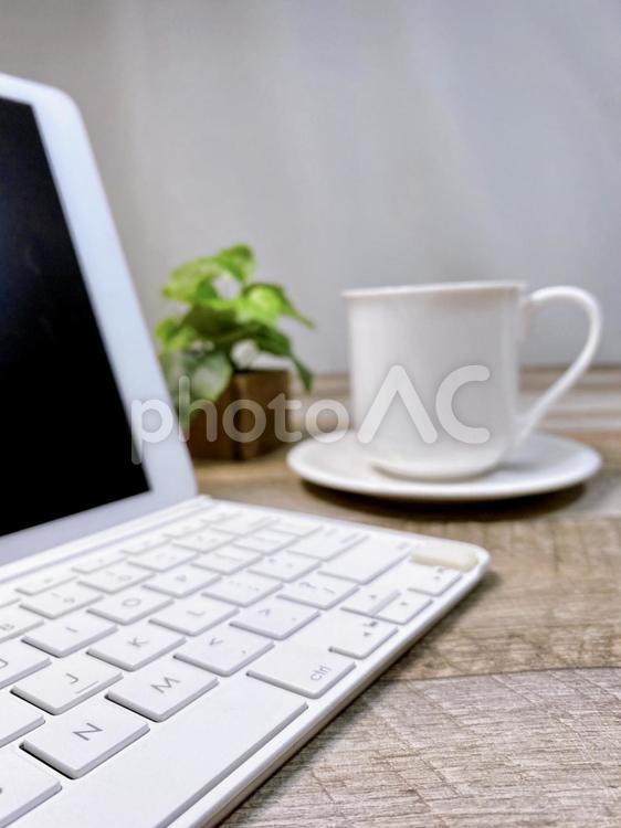 タブレットパソコンとコーヒー　縦位置 コーヒー,飲み物,タブレットの写真素材