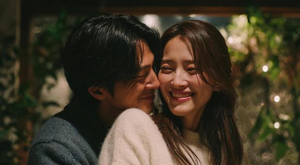 大都会の夜景を楽しむ二人の写真