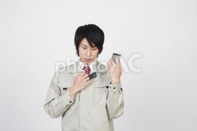 作業着の男性とスマホ7 男性,日本人,エンジニアの写真素材