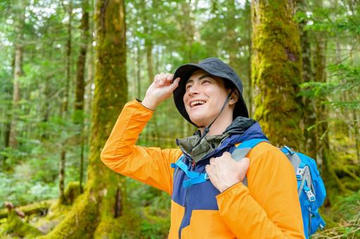 笑顔で登山をする男性 笑顔で登山をする男性 トレッキング,登山,男性の写真素材