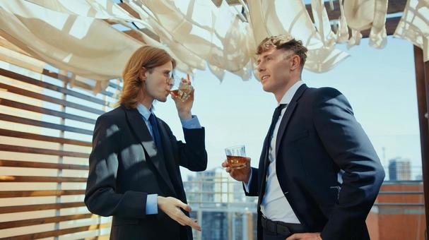 飲みながら話している外国人男性たち 男性,外国人,笑顔の写真素材