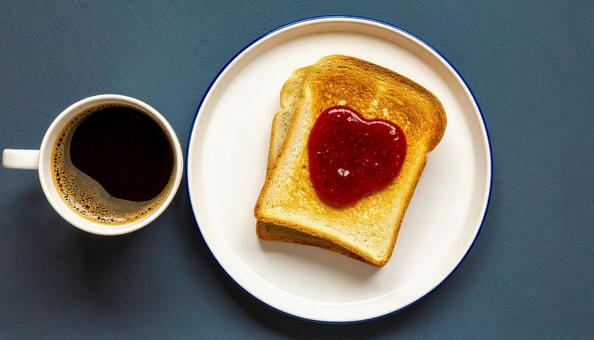 ジャムトーストとコーヒーの写真