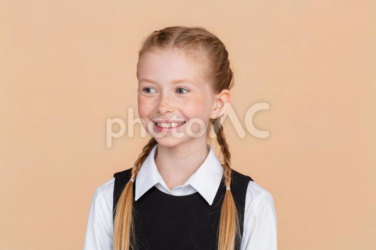 遠くを見て笑顔のおさげの女の子 女の子,遠く,見るの写真素材