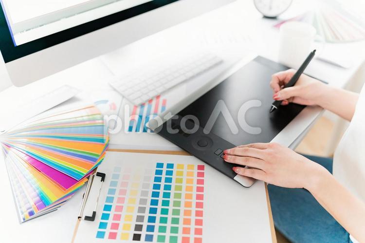 漫画家・画家などの絵を描く仕事をする女性 絵,漫画家,画家の写真素材