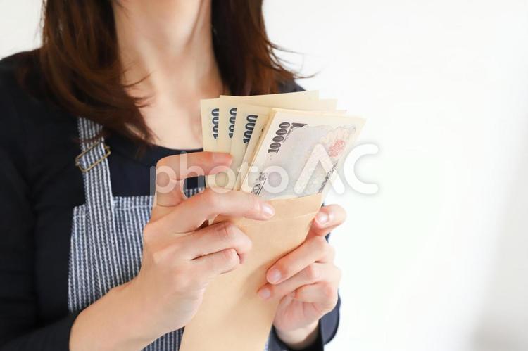 お金を数える女性　やりくりイメージ お金,お札,やりくりの写真素材