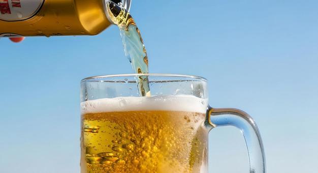 夏空の下 缶ビールをジョッキに注ぐ瞬間 夏空の下 缶ビールをジョッキに注ぐ瞬間の写真