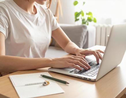 自宅で在宅勤務をする女性のイメージの写真