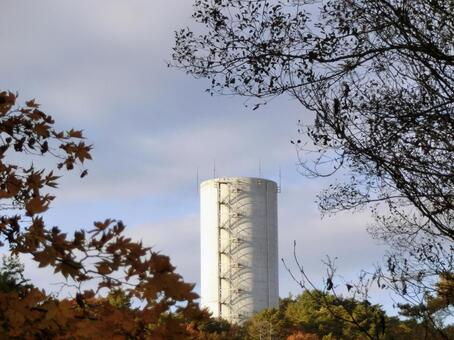 日差しを浴びる白い発電所 発電所,建物,塔の写真素材