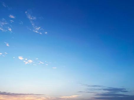 夕暮れに広がる青空とやさしい雲 夕暮れに広がる青空とやさしい雲の写真
