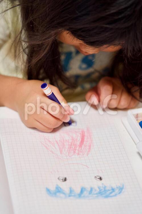 お絵かきをする女の子 お絵かき,クーピー,女の子の写真素材