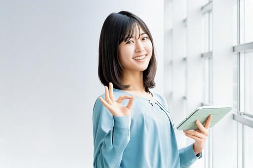 OKポーズをする女性・ビジネスウーマン OKポーズをする女性・ビジネスウーマン 女性,ok,笑顔の写真素材
