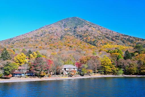 奥日光の紅葉（中禅寺湖、男体山） 紅葉,秋,風景の写真素材
