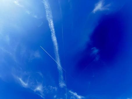 飛行機雲 夏の青空 快晴 飛行機雲 夏の青空 快晴の写真