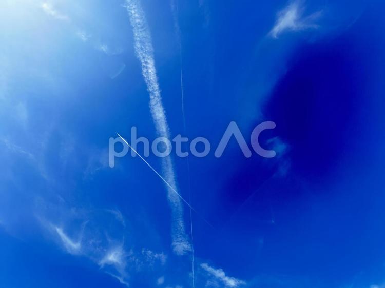 飛行機雲　夏の青空　快晴 空,晴れ,あおぞらの写真素材