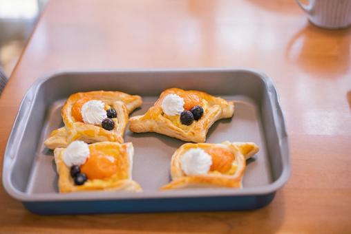 焼きたてフルーツデニッシュ ペイストリー,デニッシュ,フルーツデニッシュの写真素材