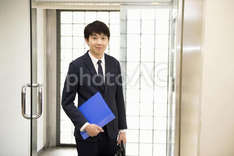 ファイルを持つ男性 オフィス,立つ,外出の写真素材