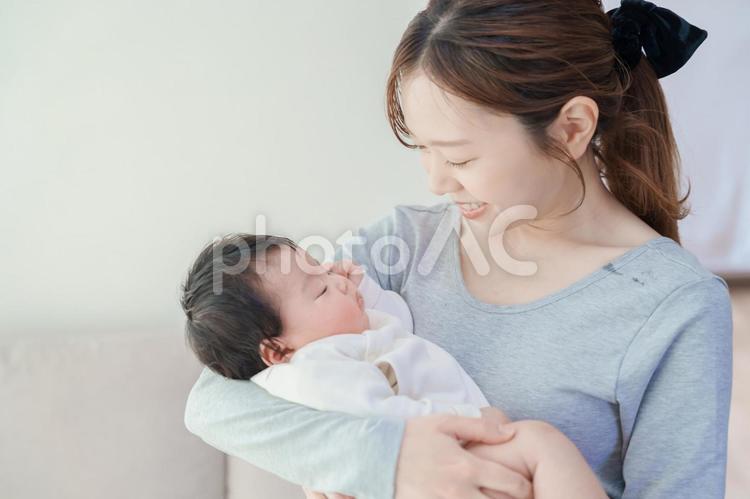 眠る赤ちゃんを見つめる女性 赤ちゃん,抱っこ,女性の写真素材