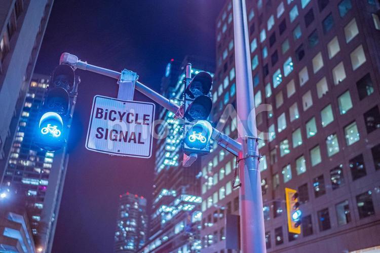 自転車信号の夜景 自転車信号,青信号,交通の写真素材