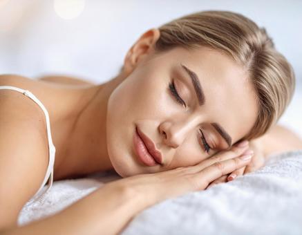 すやすや眠る女性の写真