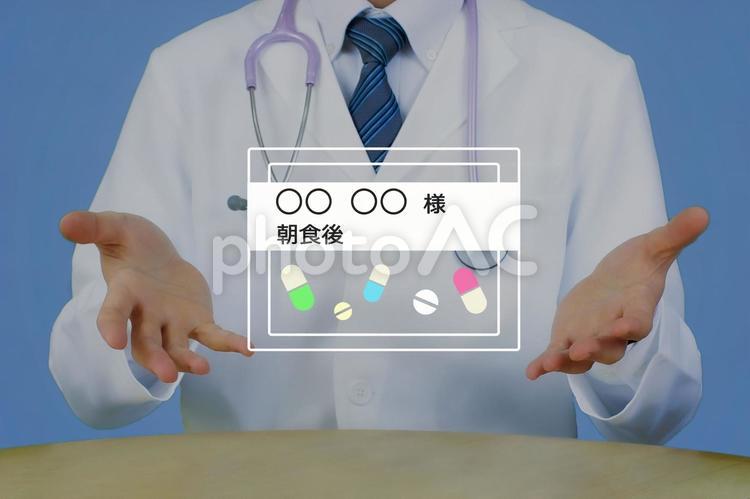 医師　薬剤師　白衣と錠剤の一包化 医薬品,薬,薬剤の写真素材